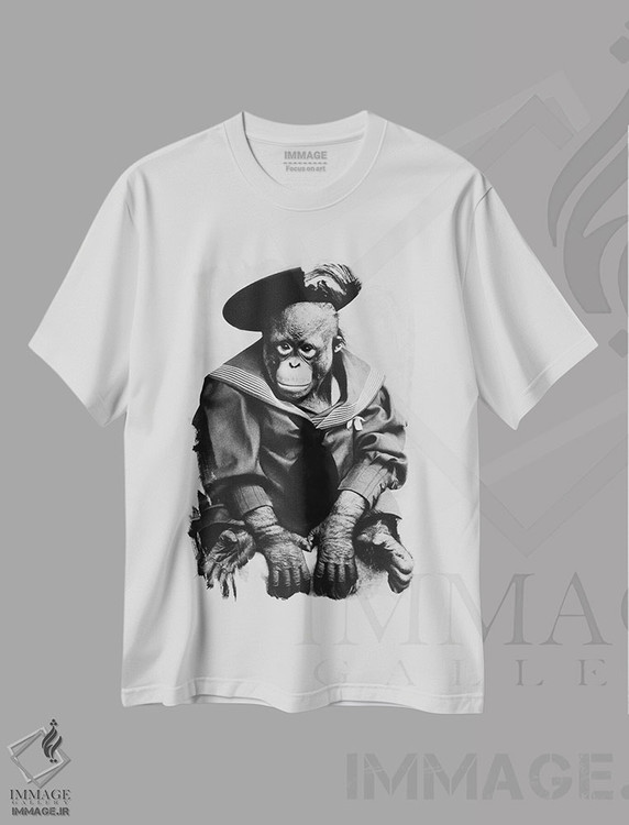 تیشرت طرح دار میمون با لباس فارغ التحصیلی، عکاسی سیاه و سفید اثر هنرمند ناشناس | immage.ir