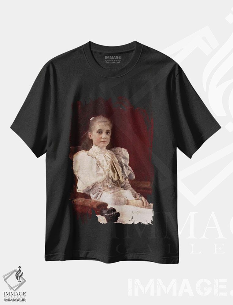 تیشرت طرح دار دختر جوان نشسته، هنر فاخر کلاسیک اثر گوستاو کلیمت | immage.ir