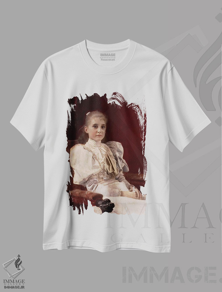تیشرت طرح دار دختر جوان نشسته، هنر فاخر کلاسیک اثر گوستاو کلیمت | فروشگاه ایماژ