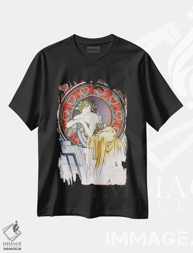 تیشرت طرح دار دختر با سه پایه نقاشی، ۱۸۹۸، آرت نوو اثر آلفونس موخا | فروشگاه ایماژ