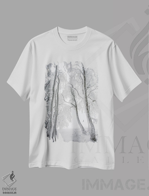 تیشرت طرح دار جنگل مه آلود در زمستان، دکور تعطیلات اثر آنابل شابر | فروشگاه ایماژ