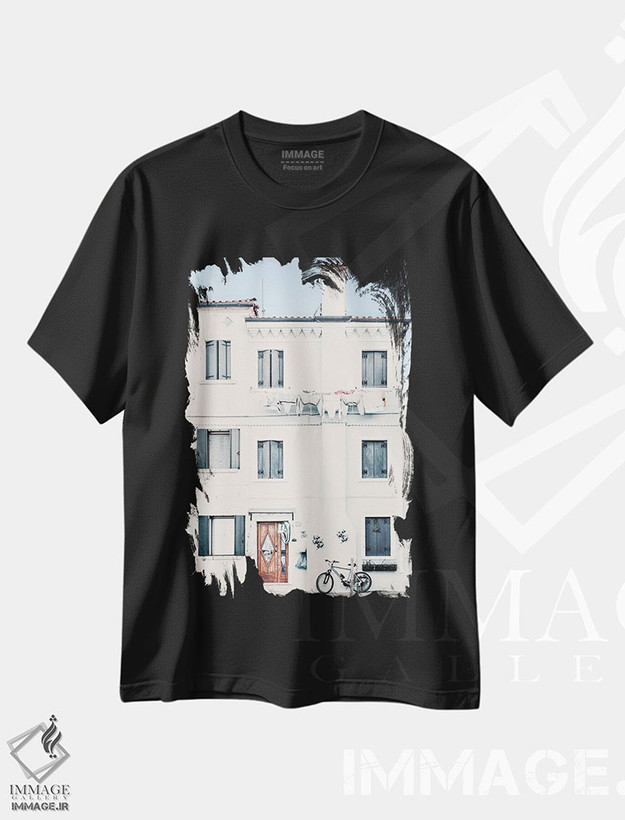 تیشرت طرح دار روستای آرام مدیترانه ای، تزئینی اثر اندی اموس | فروشگاه ایماژ