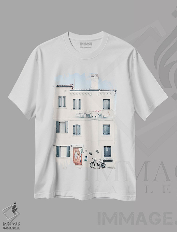 تیشرت طرح دار روستای آرام مدیترانه ای، تزئینی اثر اندی اموس | immage.ir