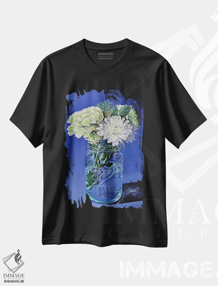 تیشرت طرح دار شیشهٔ مربا با گل ها، هنر فاخر معاصر اثر ابرا جانسون | فروشگاه ایماژ