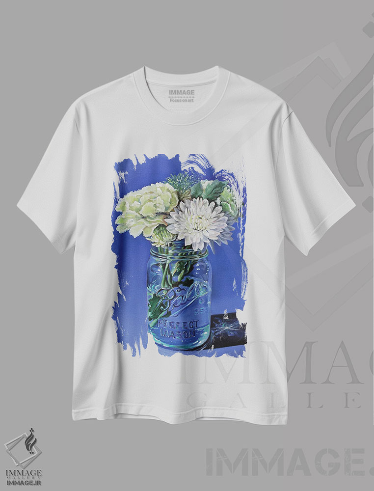 تیشرت طرح دار شیشهٔ مربا با گل ها، هنر فاخر معاصر اثر ابرا جانسون | immage.ir