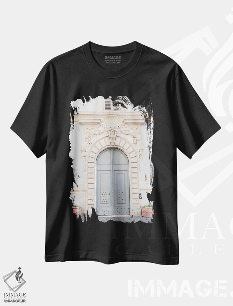 تیشرت طرح دار درِ آبی ملایم در تراستوره رم یک، تزئینی اثر هنر آنیتا و بلا | فروشگاه ایماژ