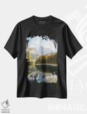 تیشرت طرح دار سعادت دریاچه کوهستانی یک، دکور کلبه و لژ اثر هنر آنیتا و بلا | immage.ir