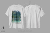 تیشرت طرح دار بازتاب درختان در دریاچه دوم، دکور کلبه و لژ اثر هنر آنیتا و بلا | فروشگاه ایماژ