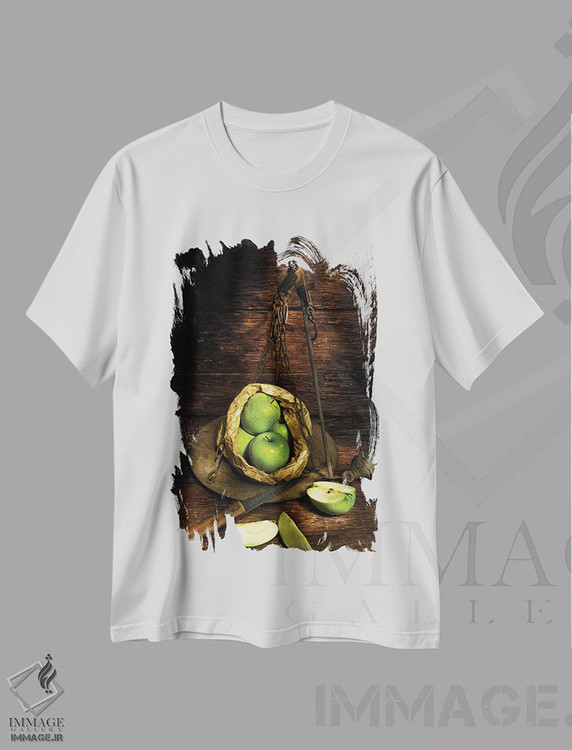 تیشرت طرح دار سیب های سبز روی ترازو روی میز چوبی، مدیوم اثر آلساندرو دلا توره | فروشگاه ایماژ