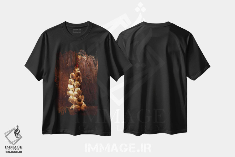 تیشرت طرح دار سبد پیاز روی میز چوبی، مدیوم اثر آلساندرو دلا توره | فروشگاه ایماژ
