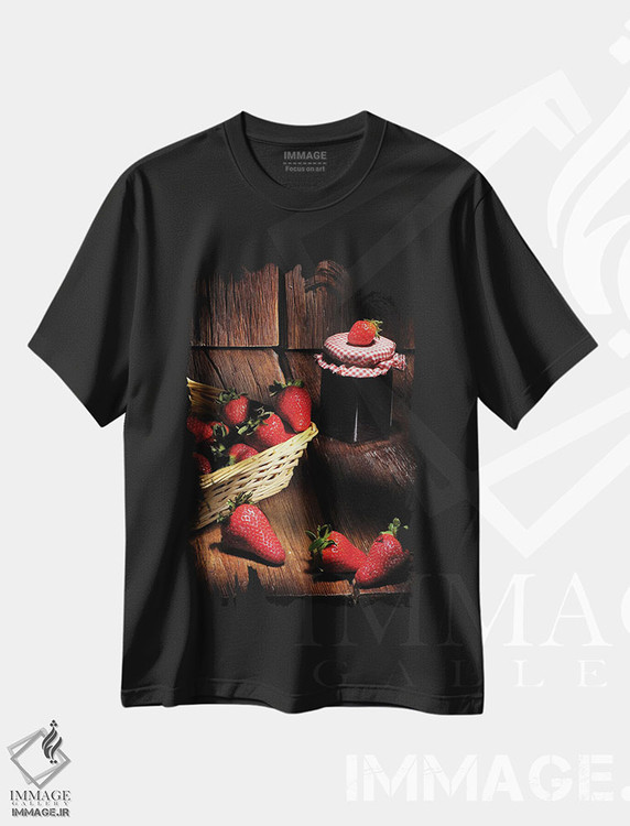 تیشرت طرح دار توت فرنگی های قرمز و یک سبد روی میز چوبی، مدیوم اثر آلساندرو دلا توره | immage.ir