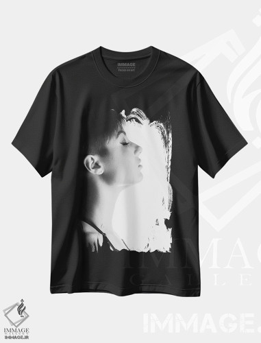 تیشرت طرح دار سیلوئت پرتره زن جذاب روی زمینه سفید، عکاسی سیاه و سفید اثر آلساندرو دلا توره | فروشگاه ایماژ