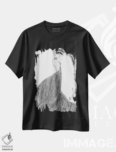 تیشرت طرح دار زنی با لباس زیبا، دست نقاشی و طراحی دستی اثر آلساندرو دلا توره | فروشگاه ایماژ