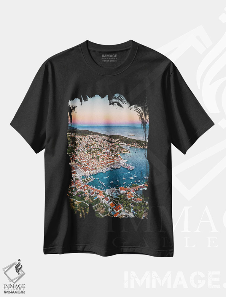 تیشرت طرح دار منظره افقی شهر کوچک هوار در غروب، مدیوم اثر الکس جی پرز | فروشگاه ایماژ