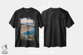 تیشرت طرح دار منظره افقی شهر کوچک هوار در غروب، مدیوم اثر الکس جی پرز | فروشگاه ایماژ