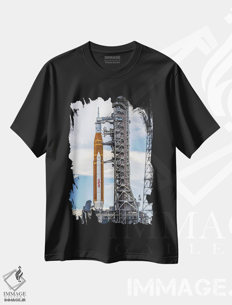 تیشرت طرح دار نمای نزدیک موشک آرتیمیس SLS ناسا بر سکوی پرتاب، مدیوم اثر الکس جی پرز | فروشگاه ایماژ