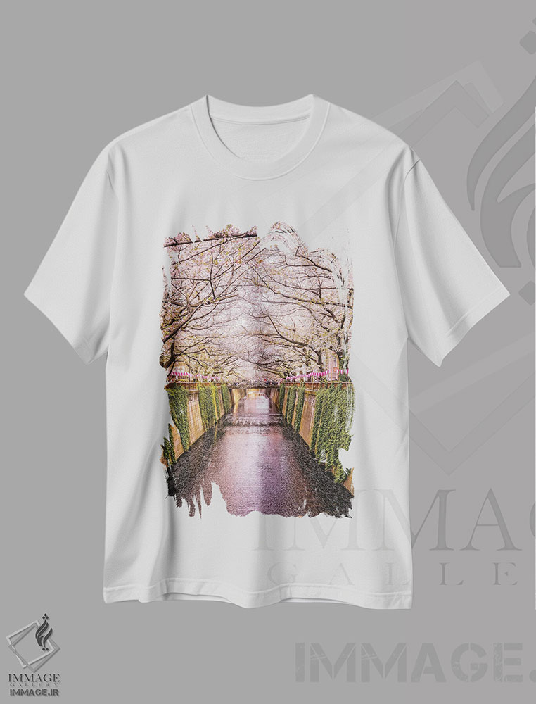 تیشرت طرح دار رودخانه با شکوفه های گیلاس ژاپن II، مدیوم اثر الکس جی پرز | immage.ir