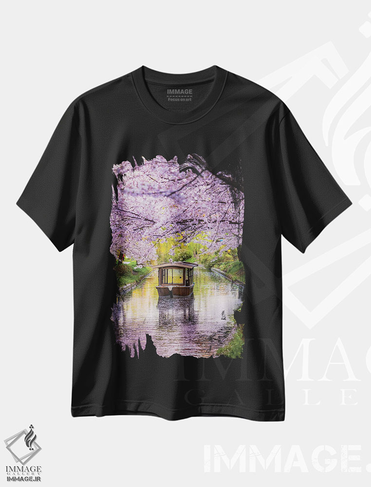 تیشرت طرح دار قایق روی رودخانه شکوفه های گیلاس ژاپن II، مدیوم اثر الکس جی پرز | فروشگاه ایماژ