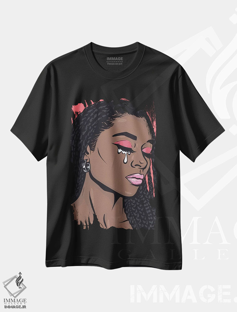 تیشرت طرح دار دختر کمیک گریان با موهای مرجانی، هنر فاخر معاصر اثر آلیسون گاتچل | فروشگاه ایماژ