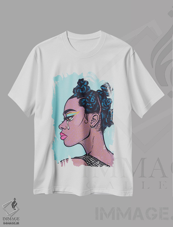 تیشرت طرح دار دختر کمیک گریان با موهای مشکی، هنر فاخر معاصر اثر آلیسون گاتچل | immage.ir