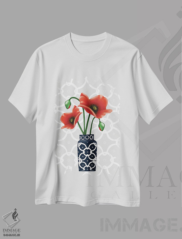 تیشرت طرح دار شقایق در گلدان آبی، دکور معاصر اثر آن هاچینسون | فروشگاه ایماژ