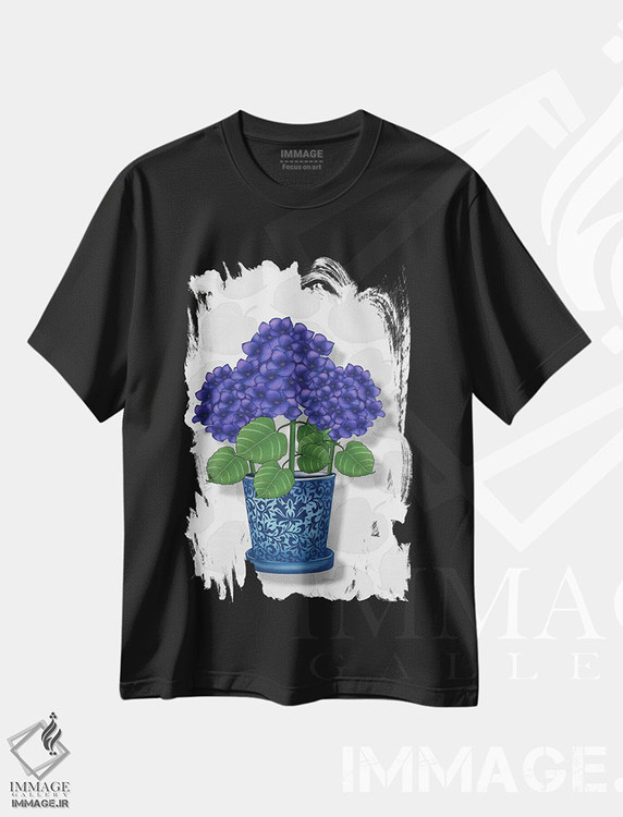 تیشرت طرح دار گلدان آبی با ادریسی های بنفش، دکور معاصر اثر آن هاچینسون | immage.ir