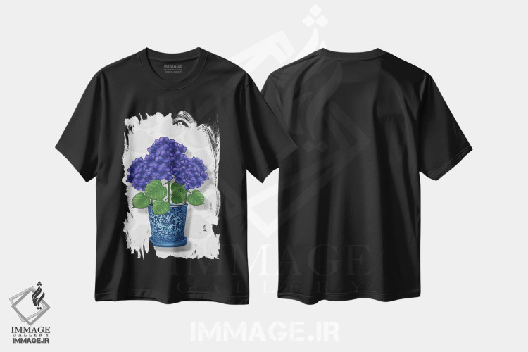 تیشرت طرح دار گلدان آبی با ادریسی های بنفش، دکور معاصر اثر آن هاچینسون | immage.ir
