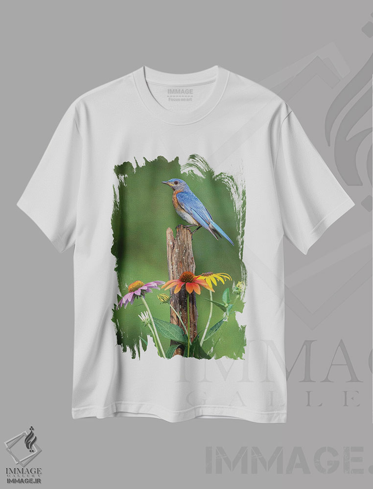 تیشرت طرح دار بلوبرد شرقی نر روی میلهٔ قدیمی حصار با گل های مخروطی، مدیوم اثر آدام جونز | immage.ir