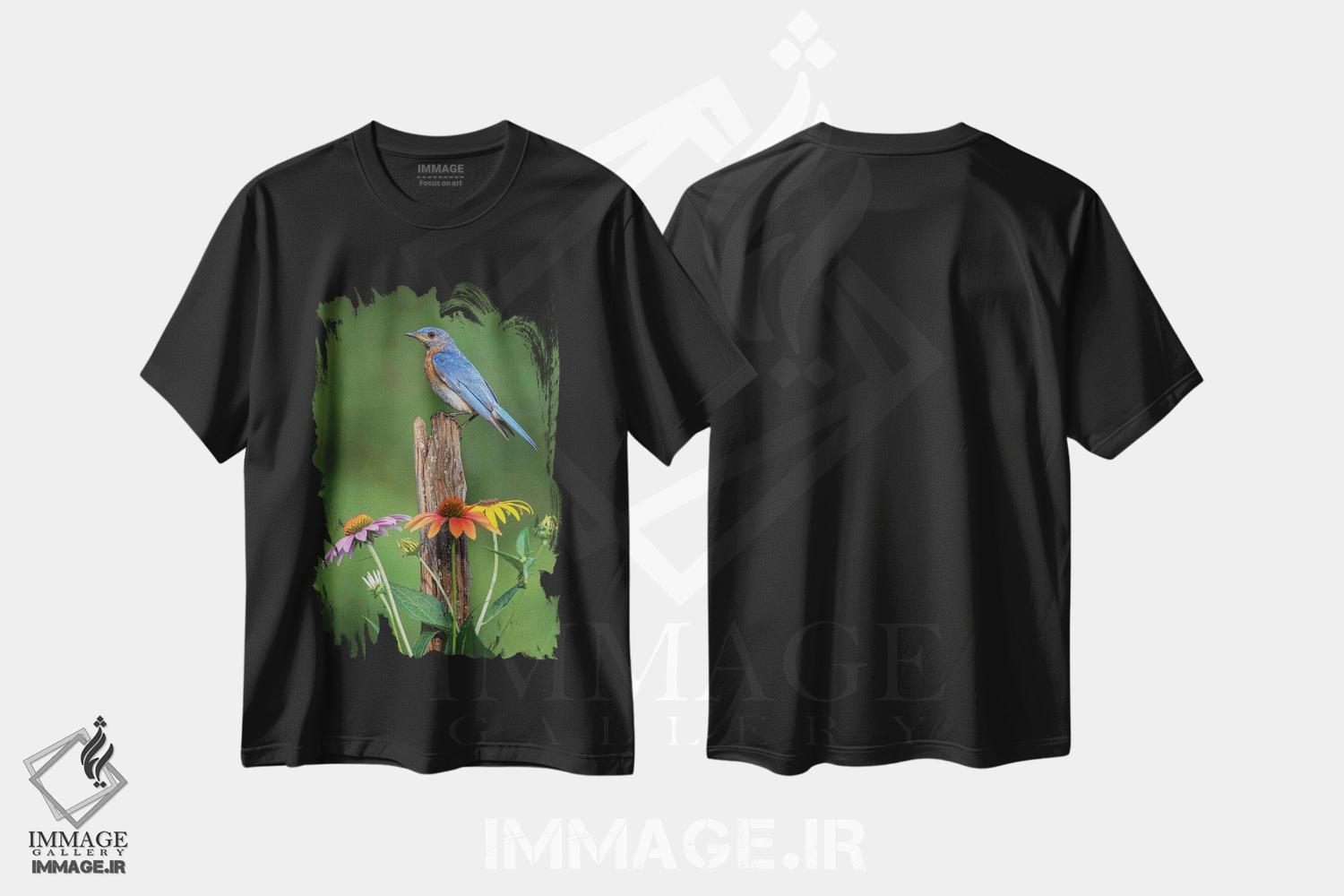 تیشرت طرح دار بلوبرد شرقی نر روی میلهٔ قدیمی حصار با گل های مخروطی، مدیوم اثر آدام جونز | فروشگاه ایماژ