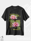 تیشرت طرح دار نیلوفر آبی دورگه صورتی و سفید، کارولینای شمالی، مدیوم اثر آدام جونز | فروشگاه ایماژ