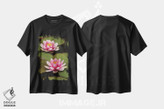 تیشرت طرح دار نیلوفر آبی دورگه صورتی و سفید، کارولینای شمالی، مدیوم اثر آدام جونز | فروشگاه ایماژ