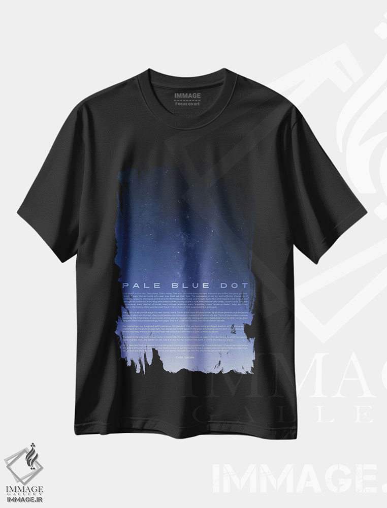 تیشرت طرح دار نقطهٔ آبی کم رنگ ۲، هنر دیجیتال اثر نیکیتا آباکوموف | فروشگاه ایماژ