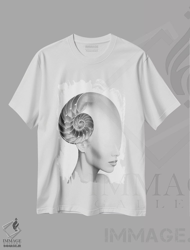 تیشرت طرح دار بانوی صدف، عکاسی دو نوردهی اثر تاتیانا آم رِین | immage.ir