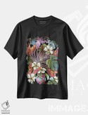 تیشرت طرح دار باغ مرموز گرمسیری، تزئینی اثر آنجلیکا پارکر | فروشگاه ایماژ