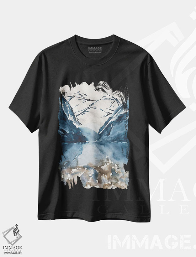 تیشرت طرح دار کوه ها با آبرنگ، منظرهٔ آبی، آبستره اثر آنا اوز | فروشگاه ایماژ