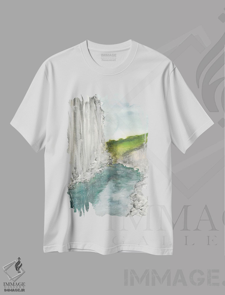 تیشرت طرح دار دریاچهٔ آبی در کوهستان II، مدیوم اثر آنا اوز | immage.ir
