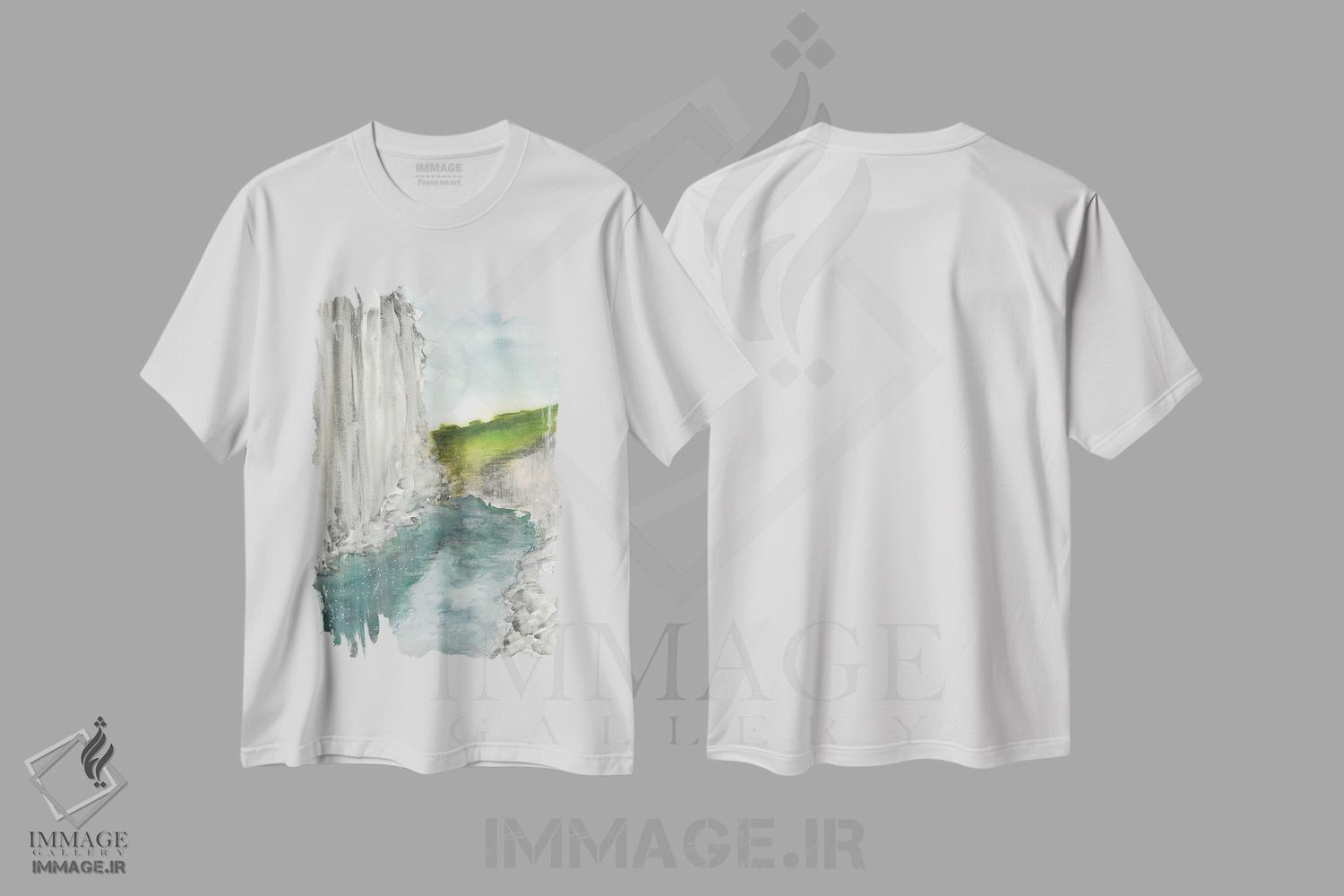 تیشرت طرح دار دریاچهٔ آبی در کوهستان II، مدیوم اثر آنا اوز | immage.ir