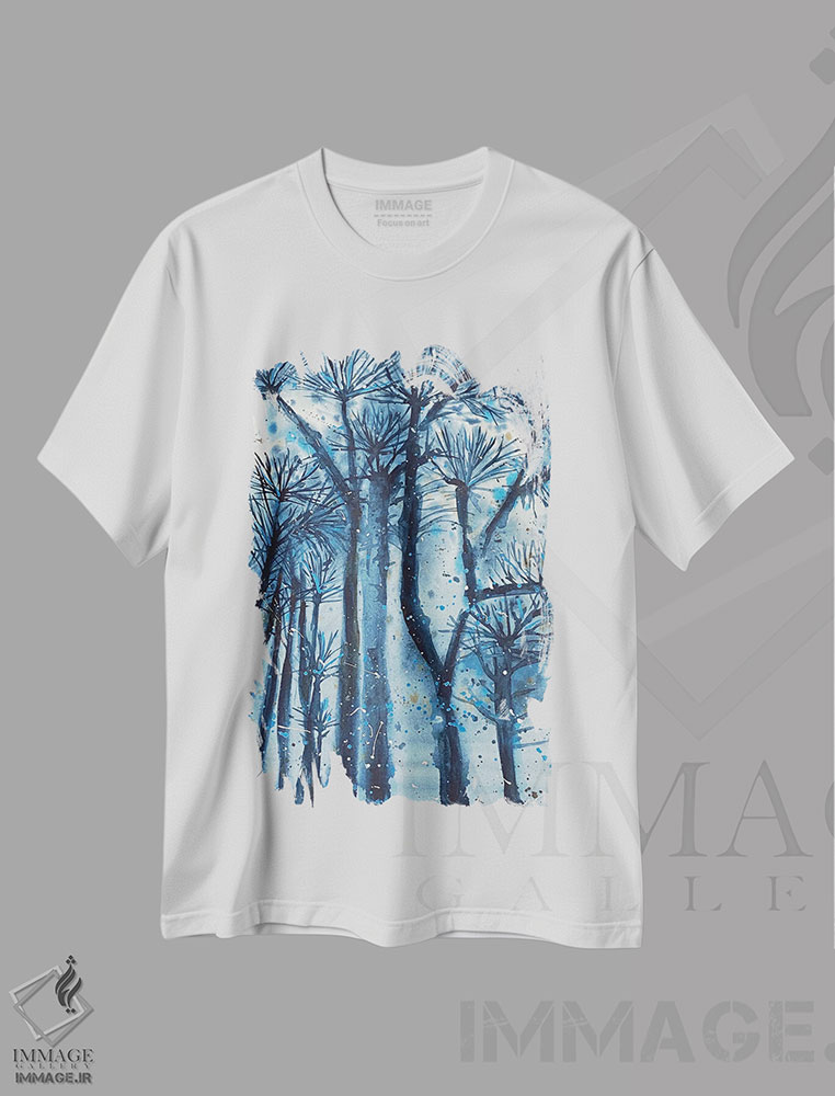 تیشرت طرح دار منظرهٔ آبی، درختان بلند الهام بخش، دکور معاصر اثر آنا اوز | immage.ir