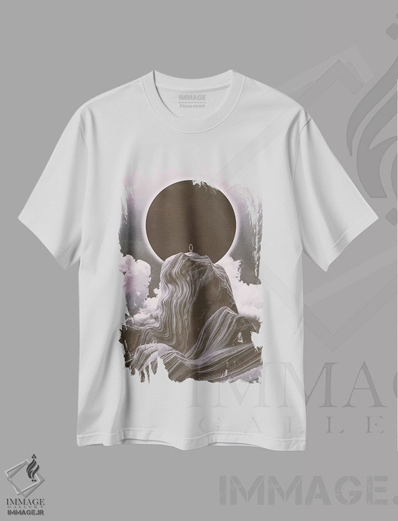 تیشرت طرح دار اکنون بیش از هر زمان، هنر دیجیتال اثر آدام پریستر | immage.ir