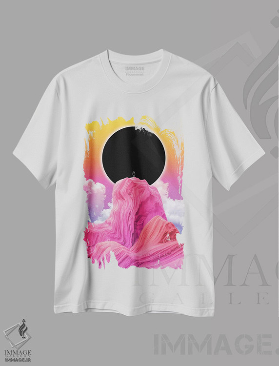 تیشرت طرح دار اکنون بیش از هر زمان دیگری، هنر دیجیتال اثر آدام پریستر | immage.ir