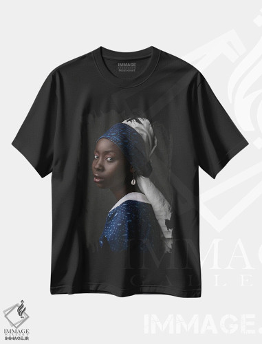 تیشرت طرح دار بانویی با گوشواره های صدفی، هنر آمریکایی آفریقایی تبار اثر آدنیران آدسانیا | فروشگاه ایماژ