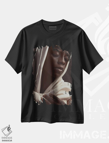 تیشرت طرح دار زن الهی، هنر آمریکایی آفریقایی تبار اثر آدنیران آدسانیا | فروشگاه ایماژ
