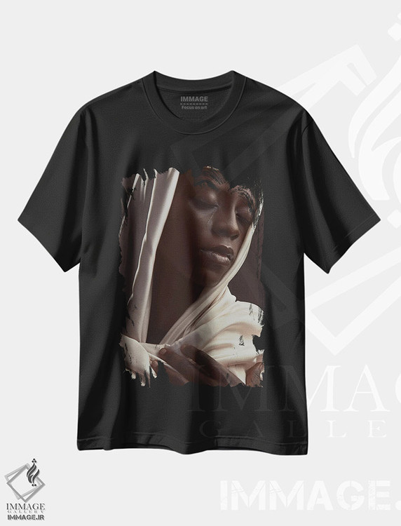 تیشرت طرح دار زن الهی، هنر آمریکایی آفریقایی تبار اثر آدنیران آدسانیا | فروشگاه ایماژ