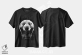 تیشرت طرح دار خدایی که ماه را در دست دارد، هنر دیجیتال سیاه و سفید اثر آلبرتو پرز | فروشگاه ایماژ