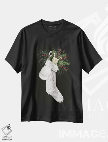 تیشرت طرح دار جوراب کریسمس، دکور روستایی جشن دار اثر اشلی بردلی | فروشگاه ایماژ