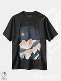 تیشرت طرح دار خورشید، ماه، ستاره ها و کوه ها، آبستره اثر آرسی بسی | فروشگاه ایماژ