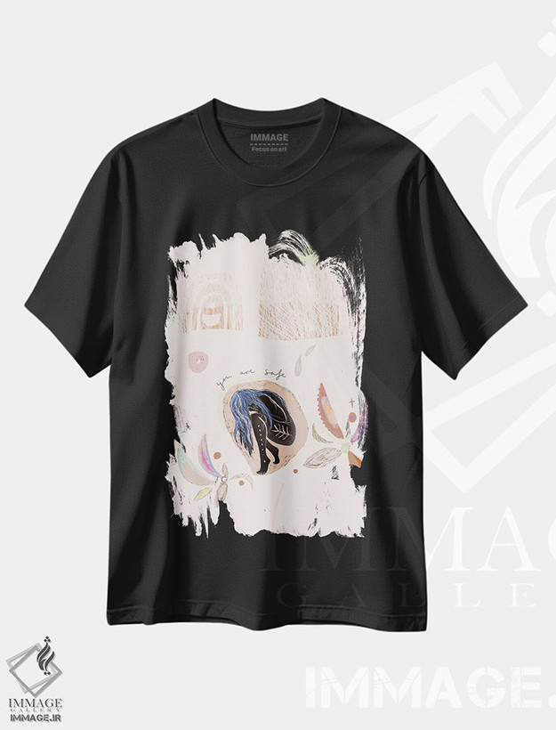 تیشرت طرح دار تو در امانی، هنر دیجیتال اثر امبر سامرست | فروشگاه ایماژ