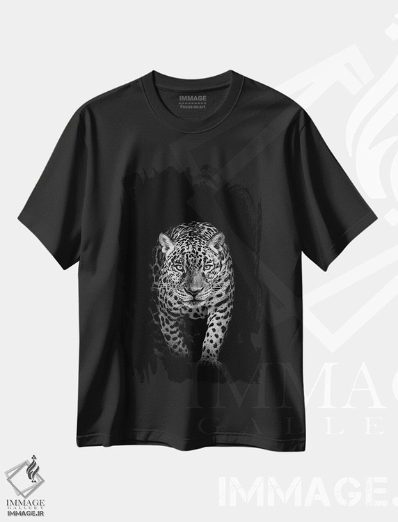 تیشرت طرح دار پلنگ در حال کمین، عکاسی سیاه و سفید اثر آدریان ویریو | immage.ir