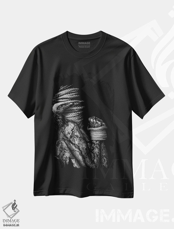 تیشرت طرح دار زن ترسناک، عقاب، عکاسی سیاه و سفید اثر آدریان ویریو | فروشگاه ایماژ