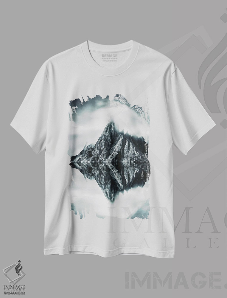 تیشرت طرح دار کوه ها با بازتاب دریاچه، عکاسی سیاه و سفید اثر آدریان ویریو | فروشگاه ایماژ